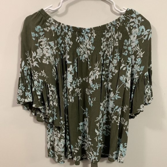 Ana green white and a touch of blue top with fun gathered sleeves very good cond - Picture 2 of 4